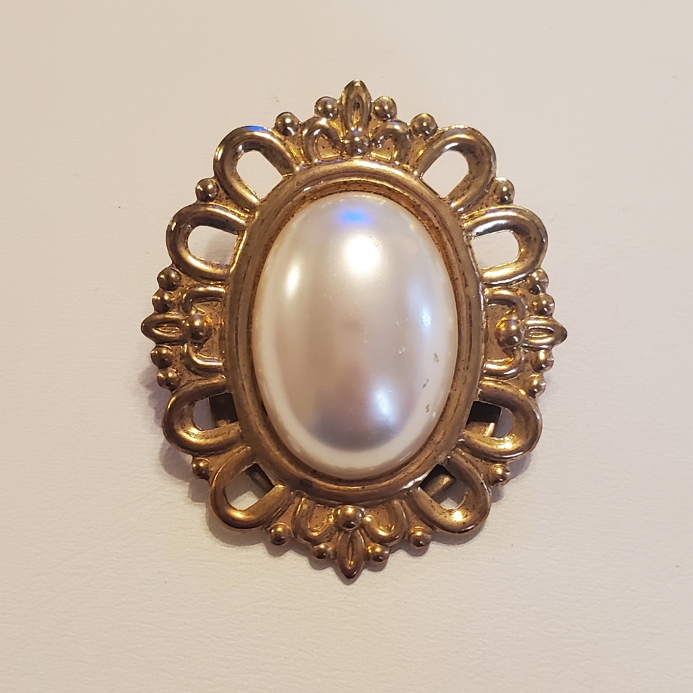 Vintage Gold Tone Pearl Scarf Clip